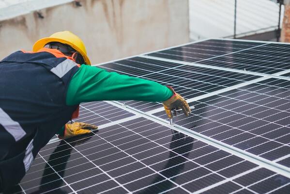 From Rooftop to Savings: Meet the Extraordinary Solar Installer Revolutionizing Energy