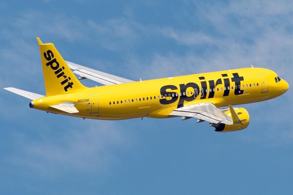 ¿Puedo contactar a Spirit Airlines desde Colombia por teléfono?