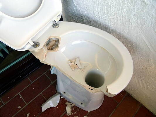 9 Warning Signs You Must Replace Your Toilet