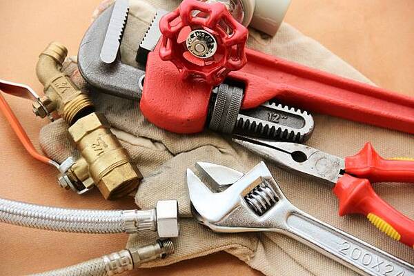 10 Plumbing Tools All Homeowners Should Have