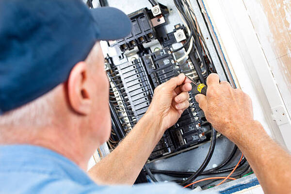 8 Tips For Dealing With Common Emergency Electrical Issues