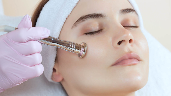 What Is Microneedling? The Ultimate Guide To Microneedling Therapy For Beautiful Skin!